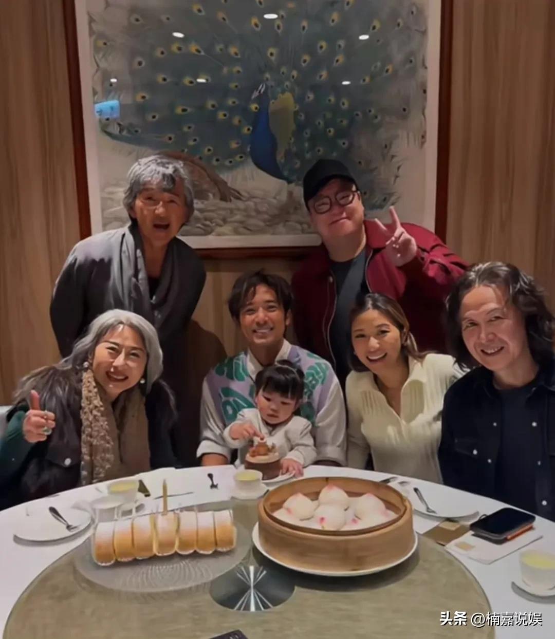 林子祥、叶倩文夫妻俩为继子林德信庆祝41岁生日，一家子温馨又和谐。
寿星公林德信