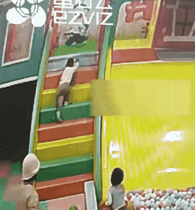 孩子教育要趁早
在游乐园里，一个三岁左右的小男孩在爬台阶，当男孩爬上去时，看到旁