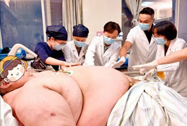 635斤小伙赴武汉减肥，23小时包车赶路，刚到医院直接进ICU