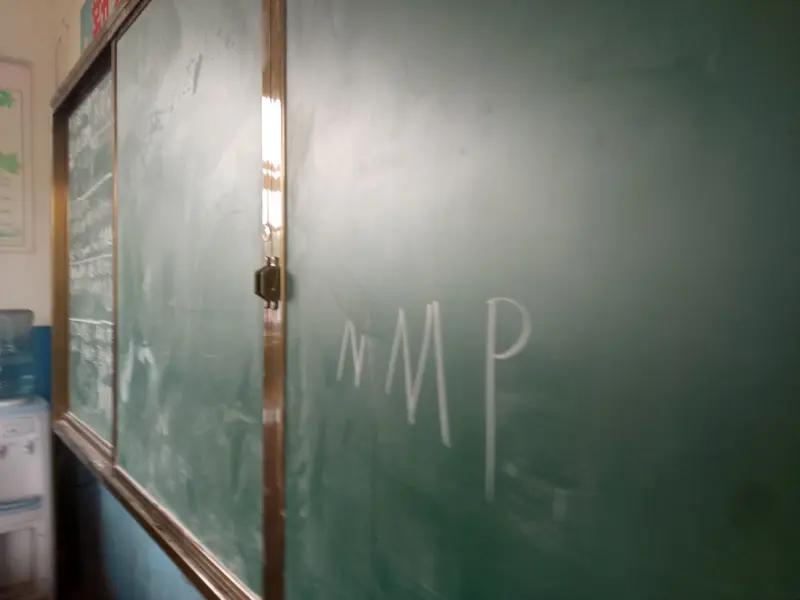 校长让我下学期转后勤，在门口当保安，这个事我已经考虑一周了，今天是必须答复校长的