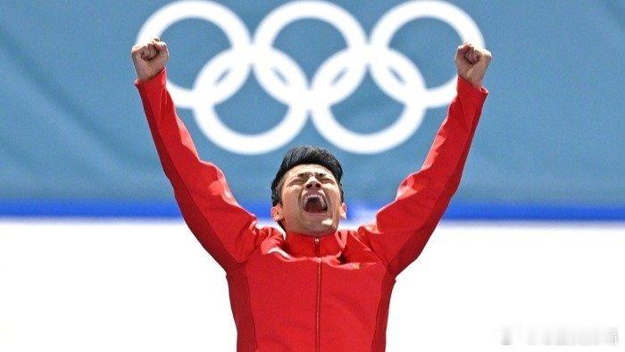 凤凰新闻【一整年没回过家的宁忠岩，翻过了那座“大山”】当被问及翻过“大山”的感受