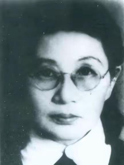1909年，16岁的白薇被丈夫搬板凳砸断脊背，婆婆扑上来生生咬断她的脚筋，她拖着