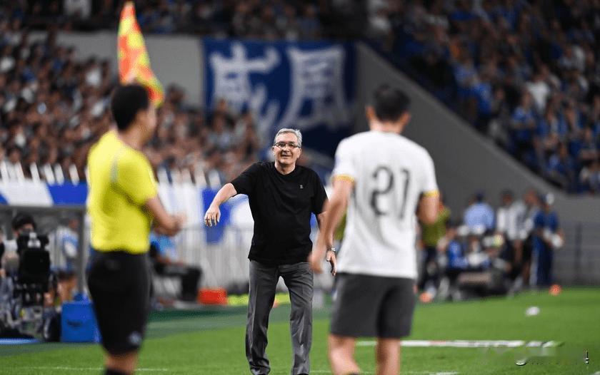 国足27将全部现身训练场！伊万：足协力挺我，冲击前4目标不会变(6)
伊万领衔国