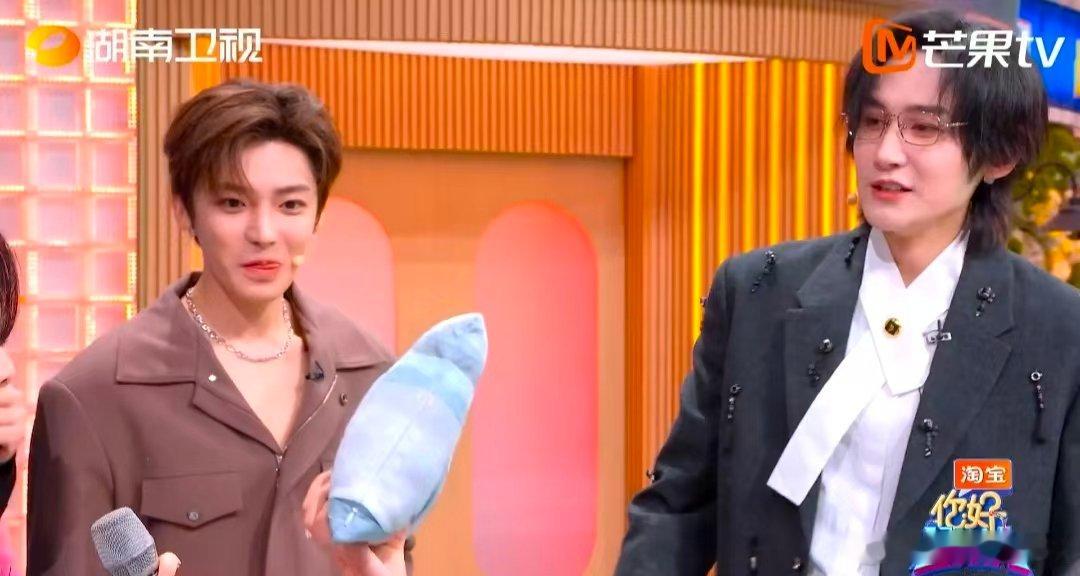 侯明昊还笑等会儿就笑不出来了你好星期六 抱枕=沙包，清唱《关键词》=为沙包热身，