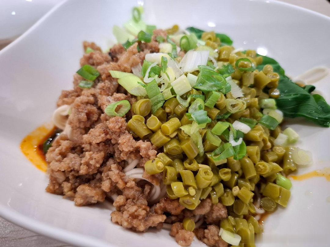 酸香麻辣才是这炎炎夏日的救赎。点了一碗酸豇豆肉末面，这碗真的有够开胃。 