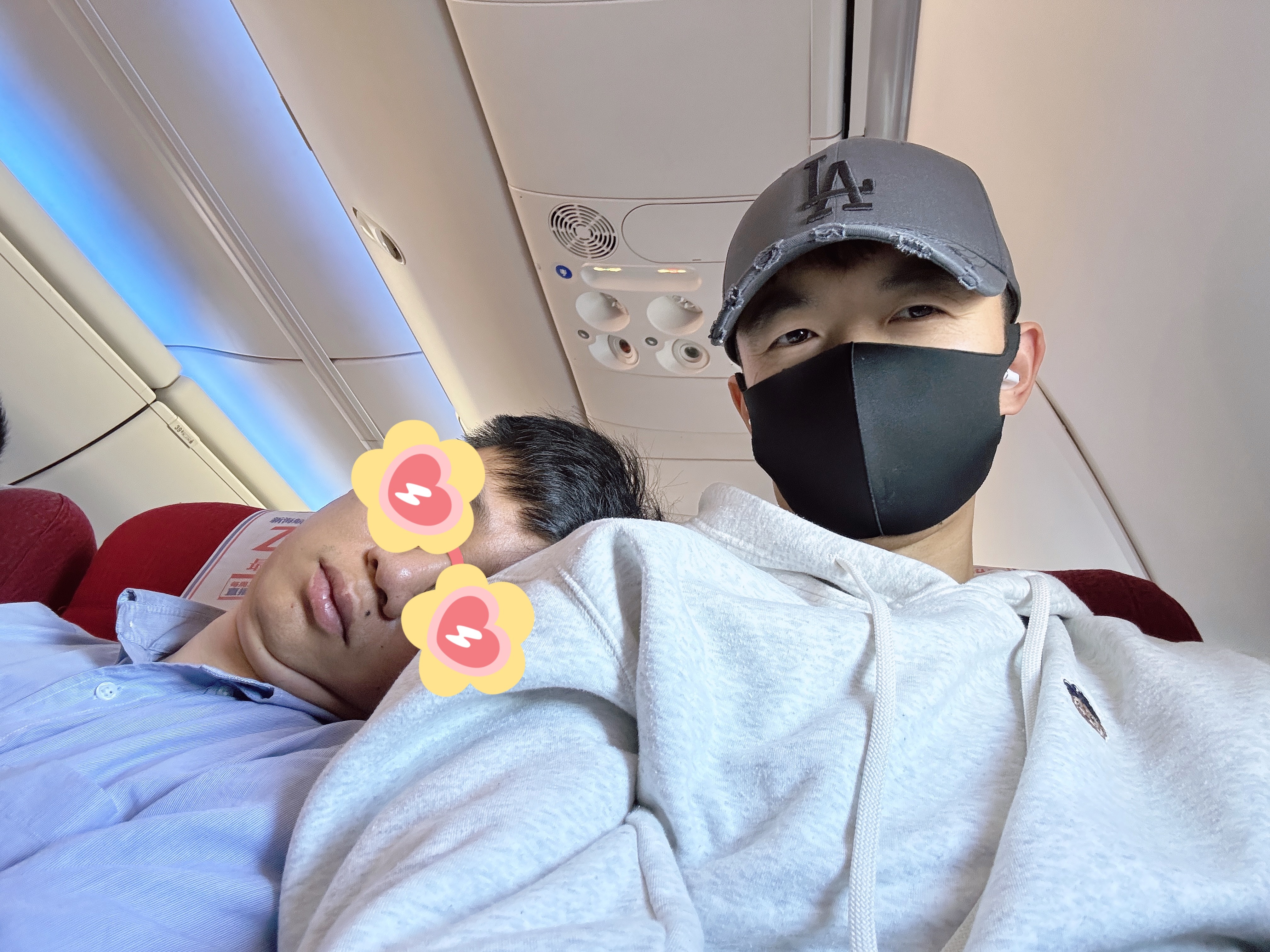 早班机睡着了等我睡醒发现旁边大哥靠着我肩膀在睡，没好意思叫醒他然后偷偷记录下了这