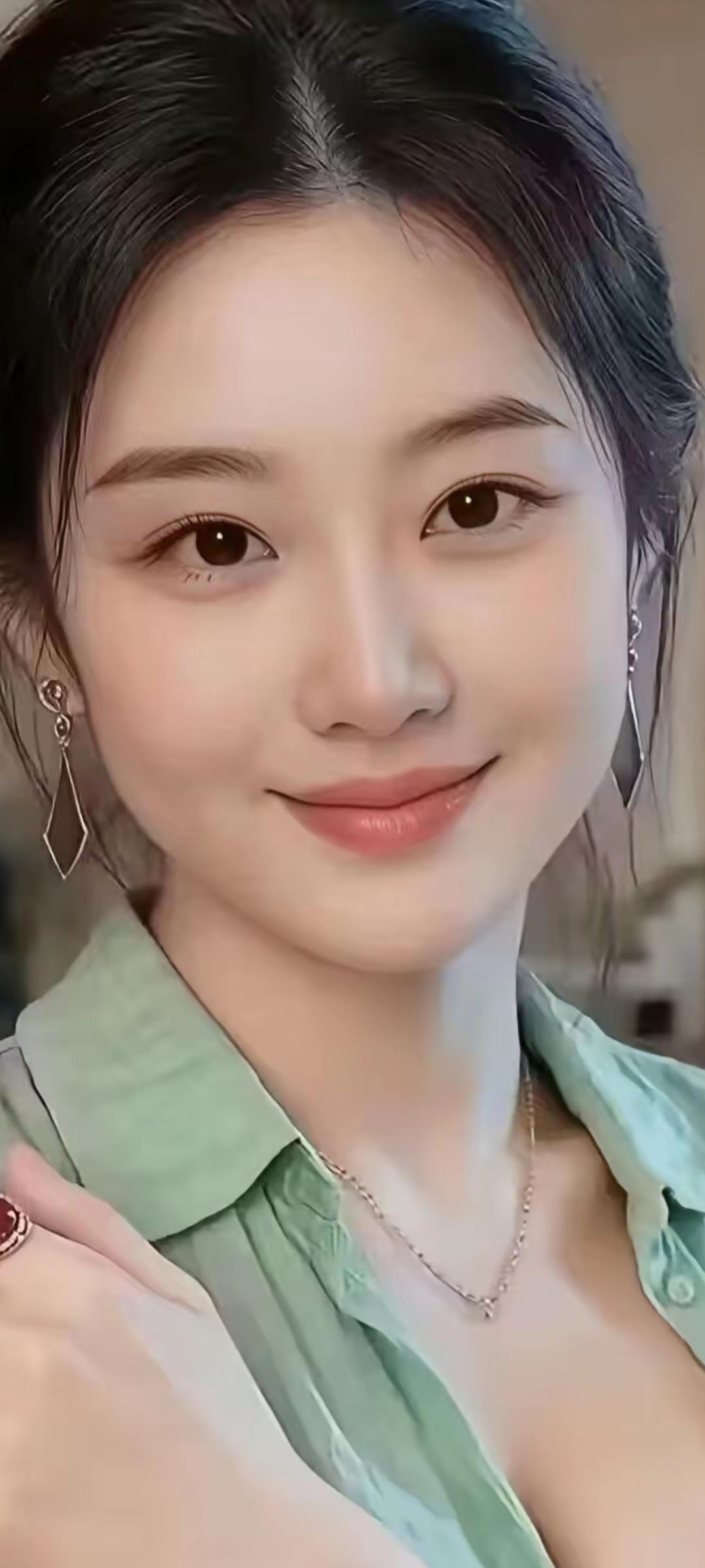 温柔微笑，清新自然，绿衬衫搭配，简约优雅。