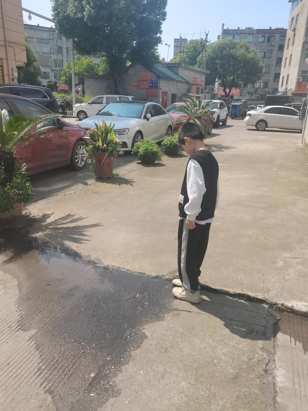 今天五一假期第二天，天气依旧给力！阳光明媚，再次带二宝去超市采购午饭食材！

路