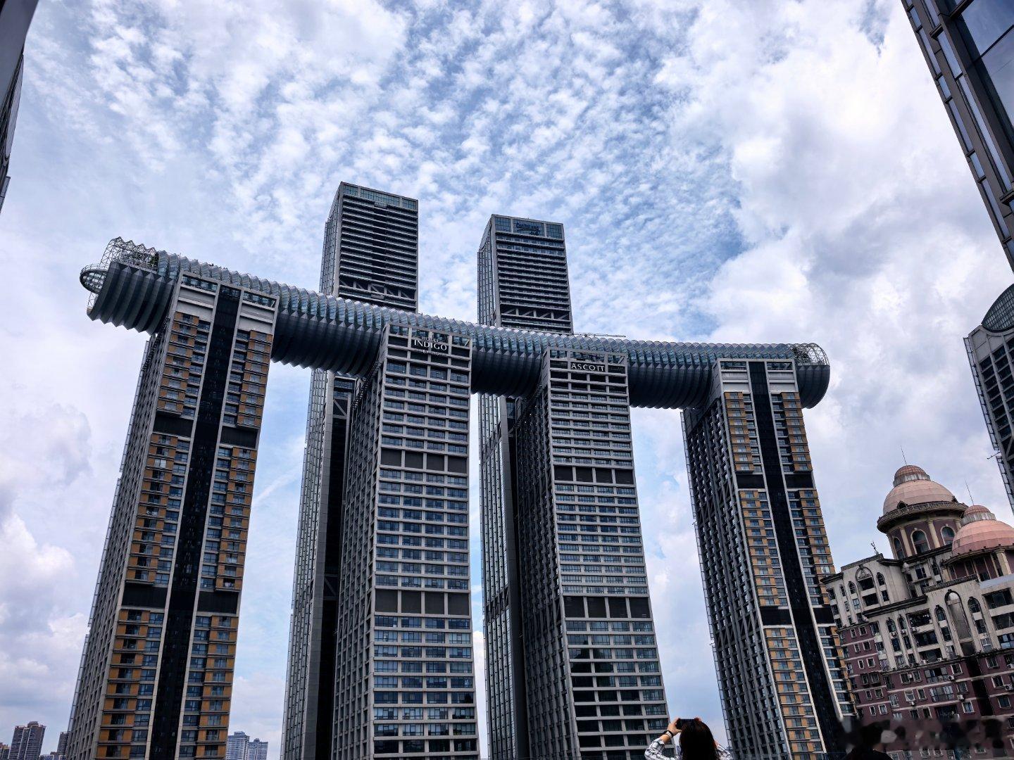 瞎逛中爬上一个风景很好的楼上。 