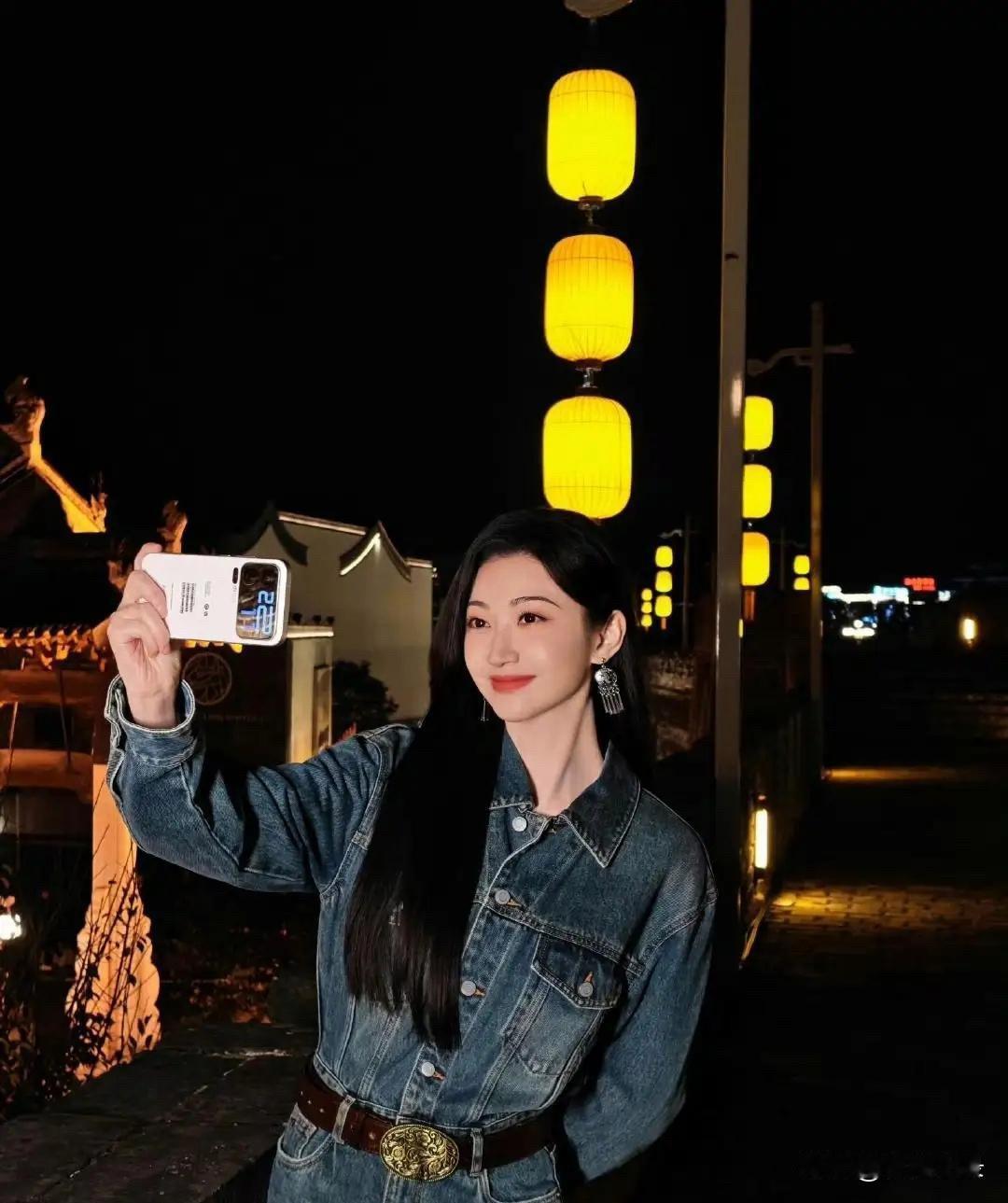 景甜立冬杀青双份甜！牛仔装古城夜景美出圈！牛仔套装飒得利落，古城灯笼暖光一衬，松