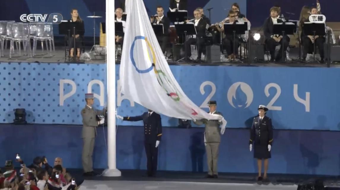 #巴黎奥运开幕式# 话说，你们发现没！这奥运五环旗，升起的时候，挂反了...反了