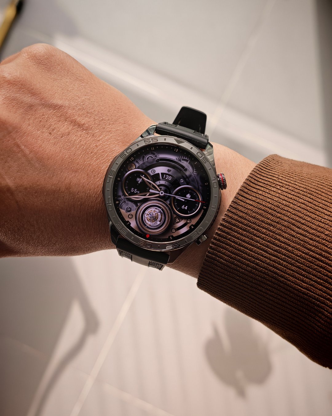 戴电子手表人的统一奇怪动作有什么奇怪的动作么？智能手表，也算电子手表吧。后来都是