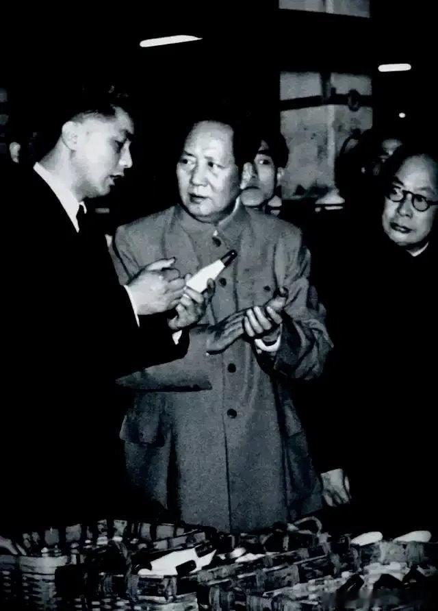 【荣毅仁眼中的毛主席：“周到又全面，稳重又果敢”】       毛泽东有着容纳五