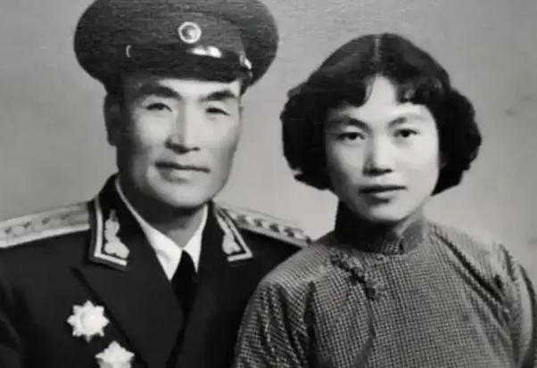 军区对副参谋长转业处分，副政委：幸亏你级别低，不然处分更重？1959年，南京军区