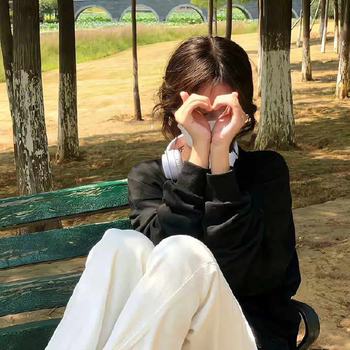 摆烂是形容有能力的人不作为就你那两下子还摆不摆也很烂了谢谢 