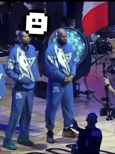 看看杜兰特一脸的嫌弃与不屑一顾。
杜兰特：大家快看，这玩意儿的光头就是我给他剃的