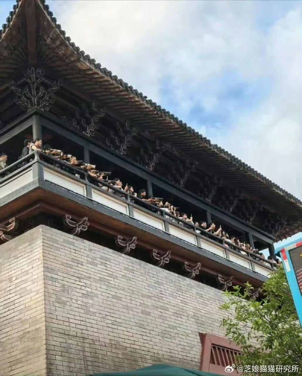 去年今日，魅影神捕第一次外景。代拍感慨罗云熙横店顶流的压迫感
