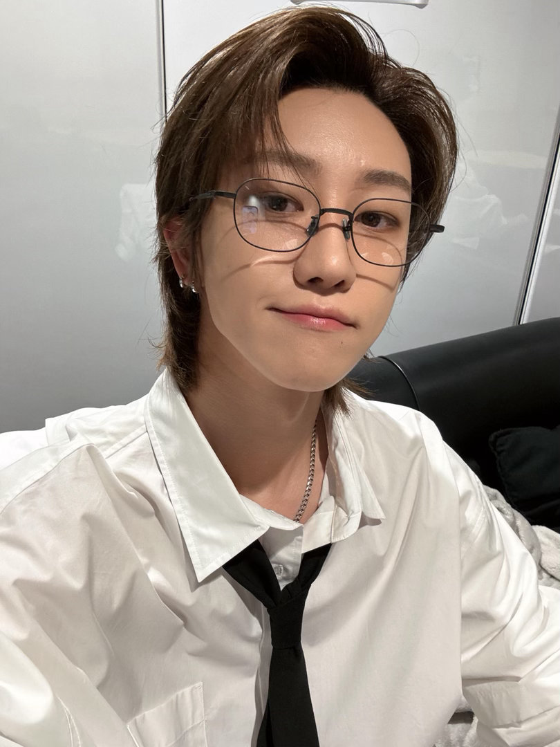 徐明浩首个米兰设计周艺人 无框眼镜加黑色廓形外套，徐明浩这套造型的氛围感拉满了。