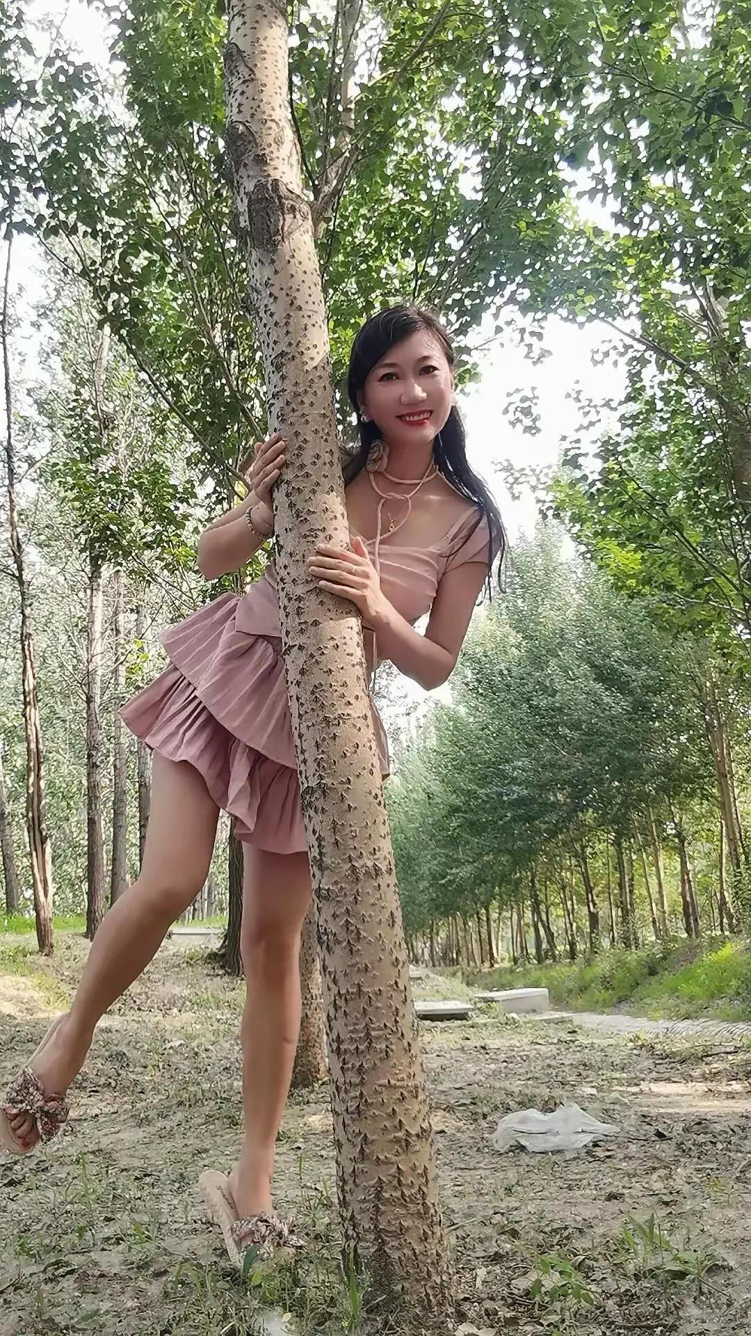 老公外出务工，这位小嫂子只能独自去村口的小树林拍照。话说回来，照片是谁拍的？
#