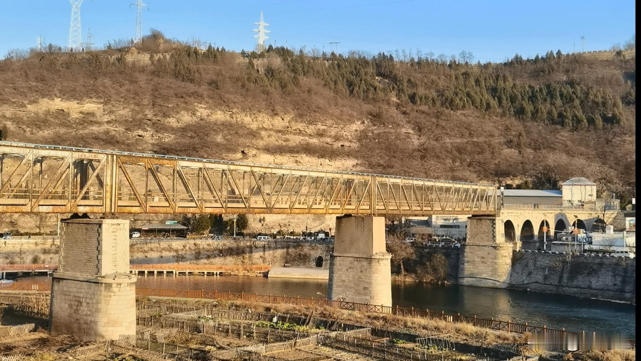 绵河之上“躺着的埃菲尔铁塔”

埃菲尔铁塔，1889年建成，巴黎的城市地标建筑，