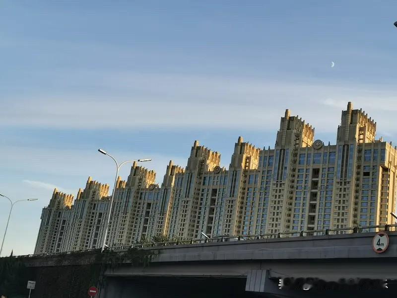 下一步，京沪楼市将再一次松绑，引领房价预期，以及货币层面的降准降息，将给楼市再添