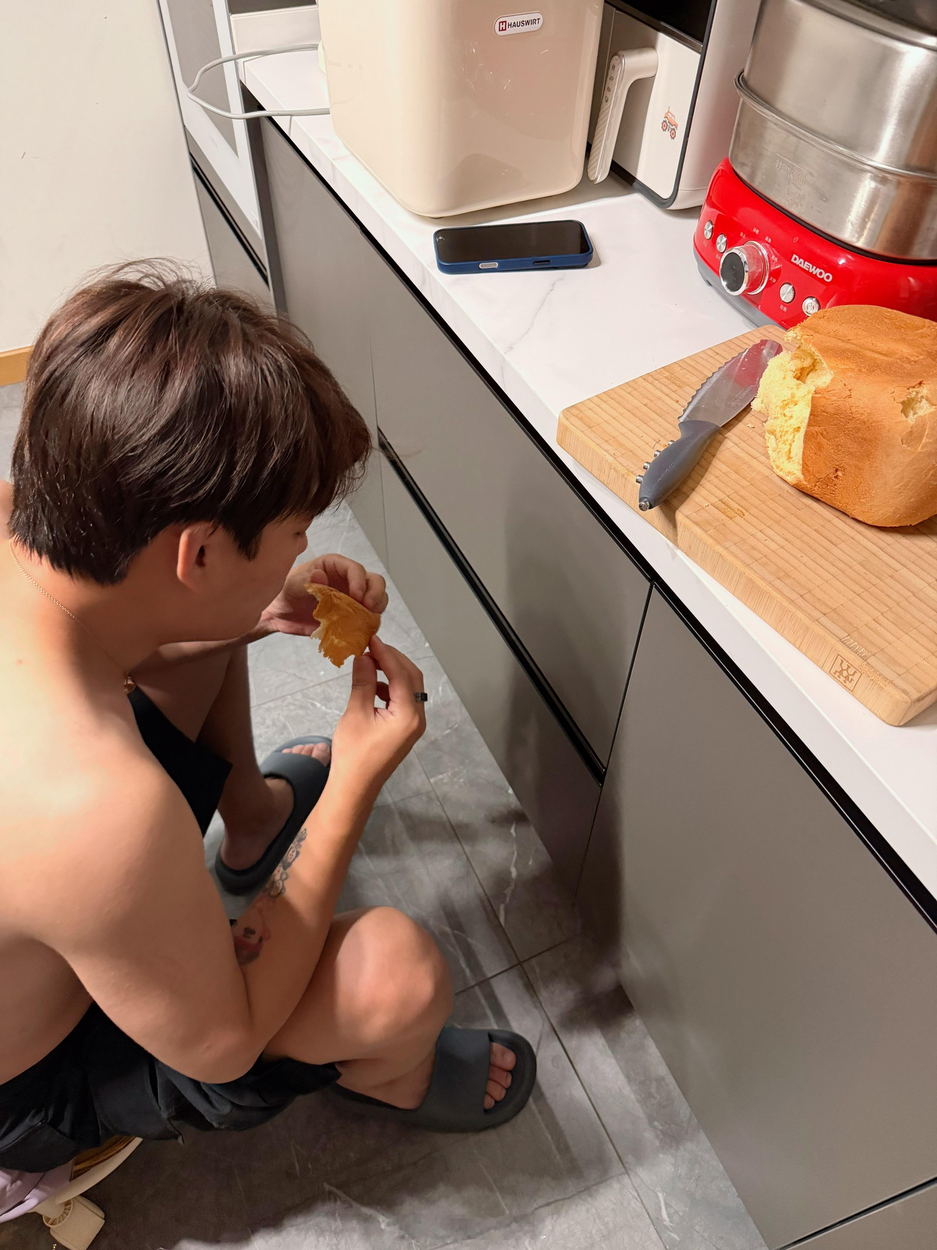 昨晚10:00为了新买的黑芝麻酱，做了个面包🍞太香了！！正好赶上大哥喝酒回来当