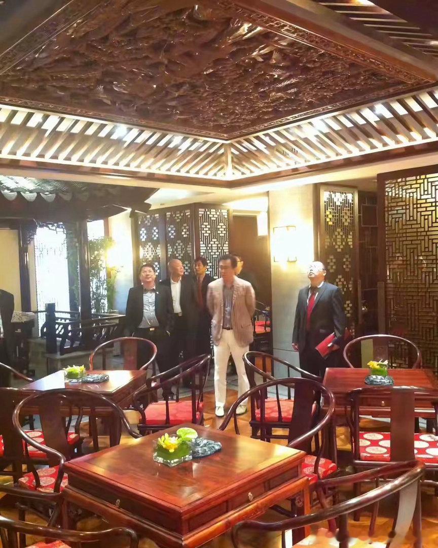 许总的气场，没人能望其项背。
他舍得花钱，也有很强的审美观念。
他的失败，源于他