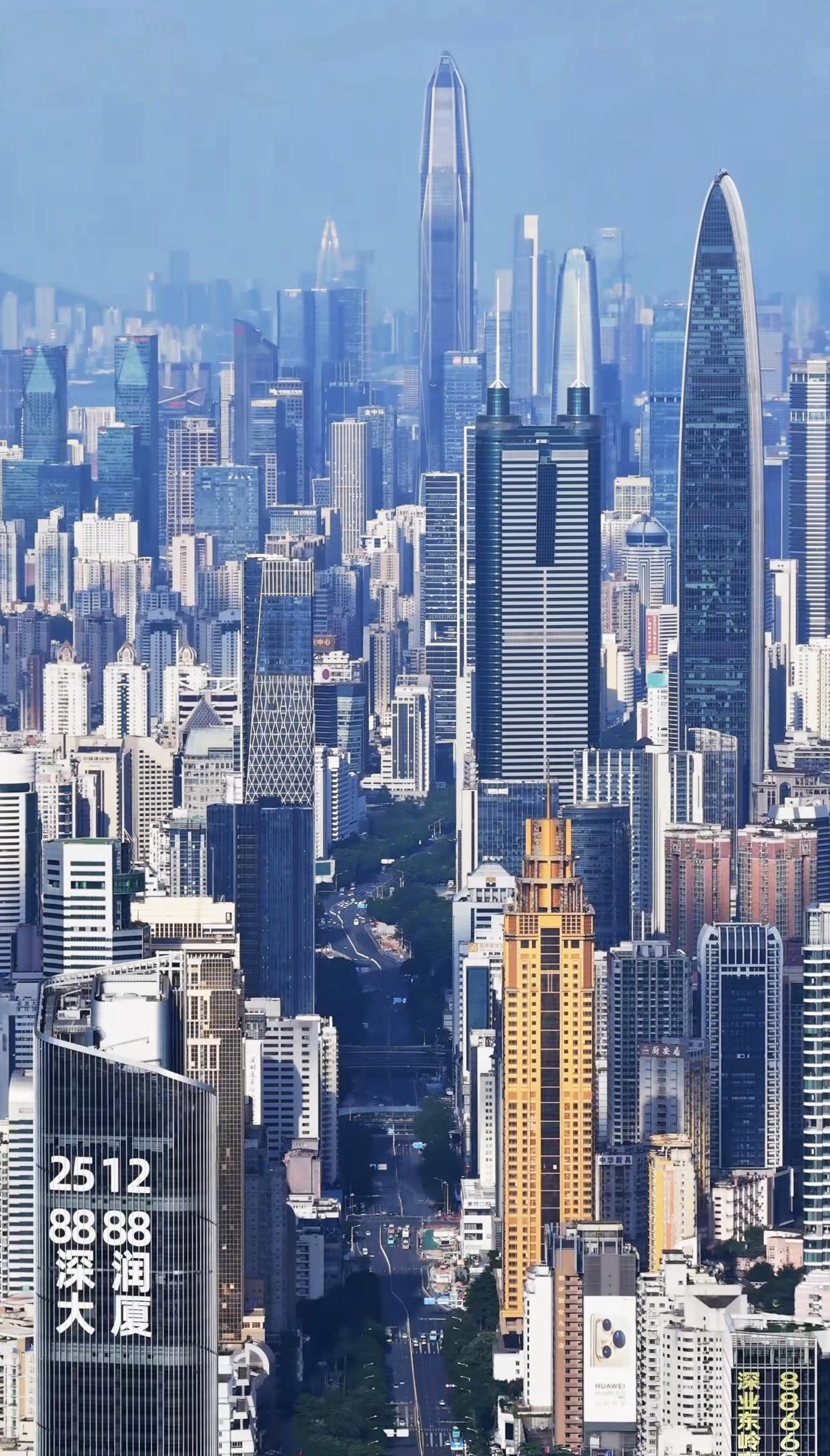深圳的城建水平真的完全挑不出任何毛病，这简直就是中国版的曼哈顿，像是一座钢铁森林