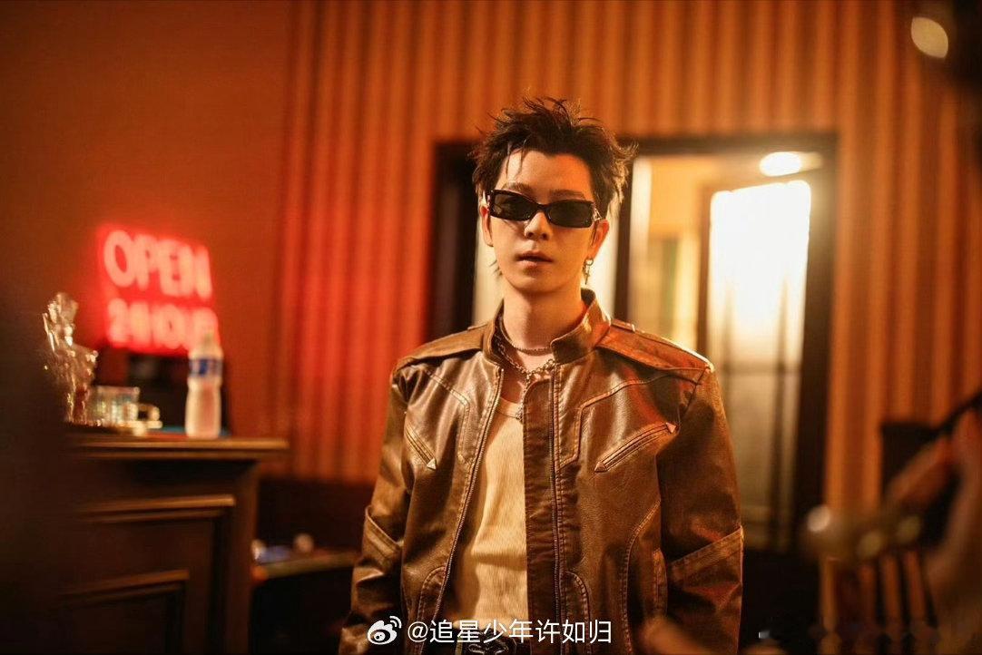 王栎鑫的舞台没有冷静期三首风格跨度极大的曲目连贯上演，快慢曲风急速切换，舞台节奏