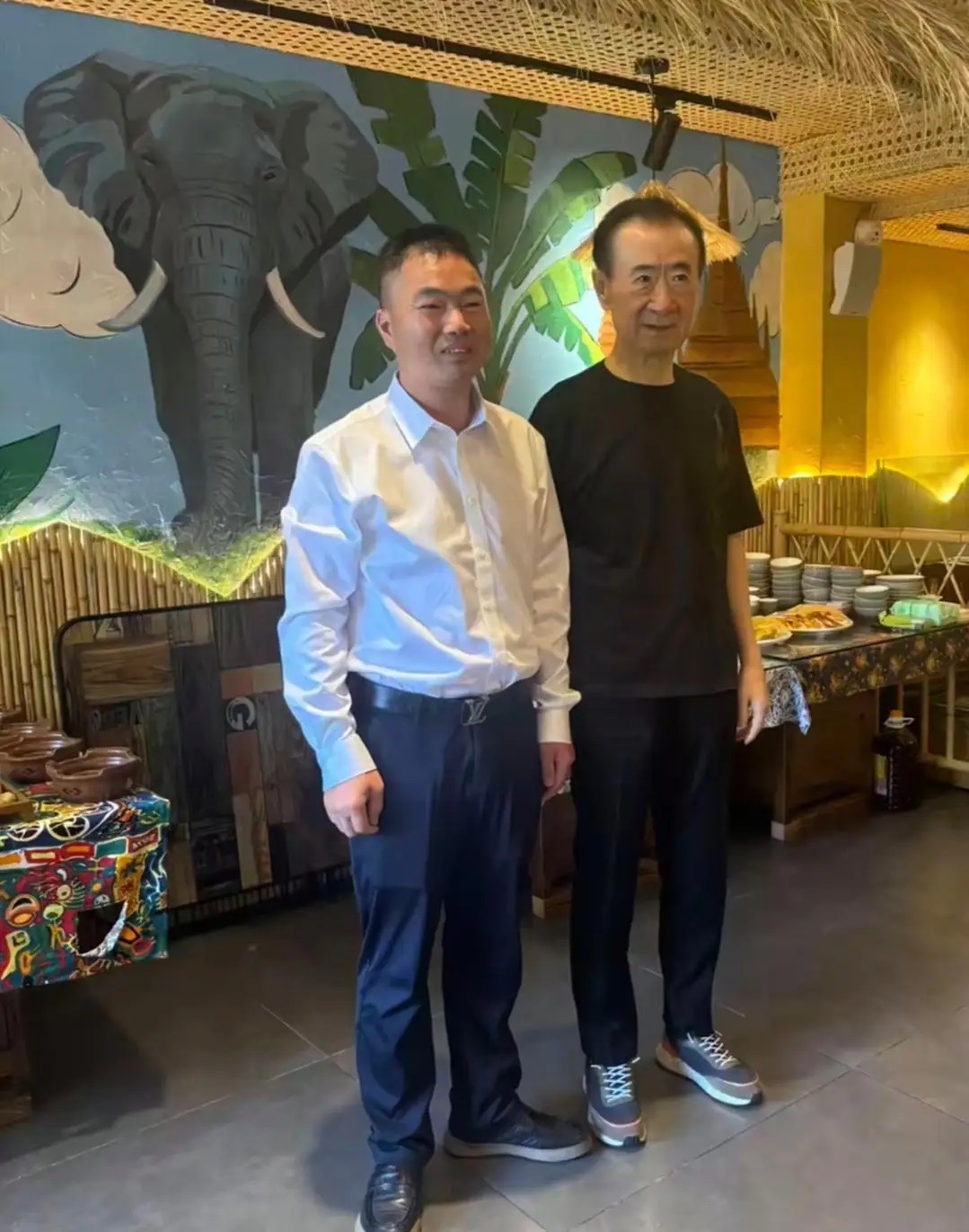 王健林现身云南大理茶庄品茶，他的状态看起来非常不乐观，脸上皮肉松垮，整个人清瘦得