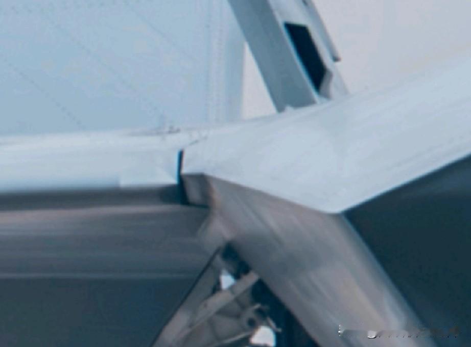 关于歼35前缘边条缩水和转轴问题...
 
歼35的大后掠角尖前缘直边条看着简约