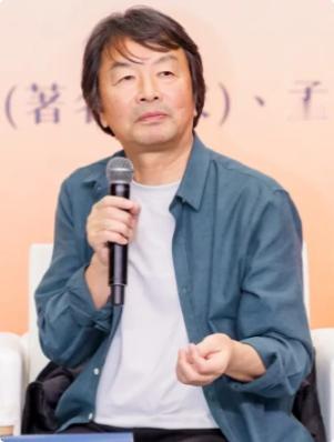 刘震云说："看人不必复杂，记住一句就够：虚伪者热衷合群，真诚者偏爱独处。少和人缘