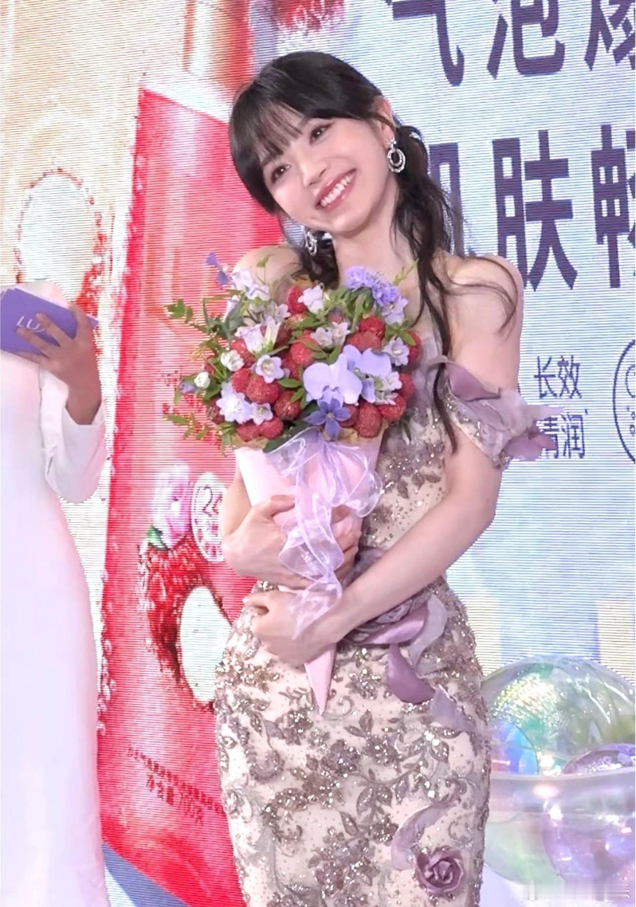 田曦薇紫玫瑰鱼尾裙2025年10月，田曦薇身着紫玫瑰鱼尾裙出席线下活动，其造型宛