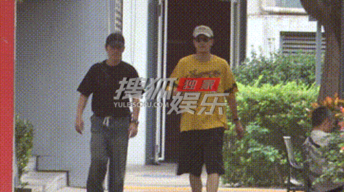 朱一龙彭冠英一起从某影视公司出来，之后彭冠英开车送朱一龙回家，最后自己返家 ​​
