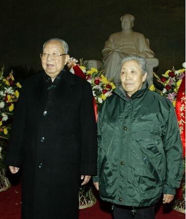 2003年12月26日上午，82岁的华国锋和夫人到北京毛主席纪念堂纪念毛泽东诞辰