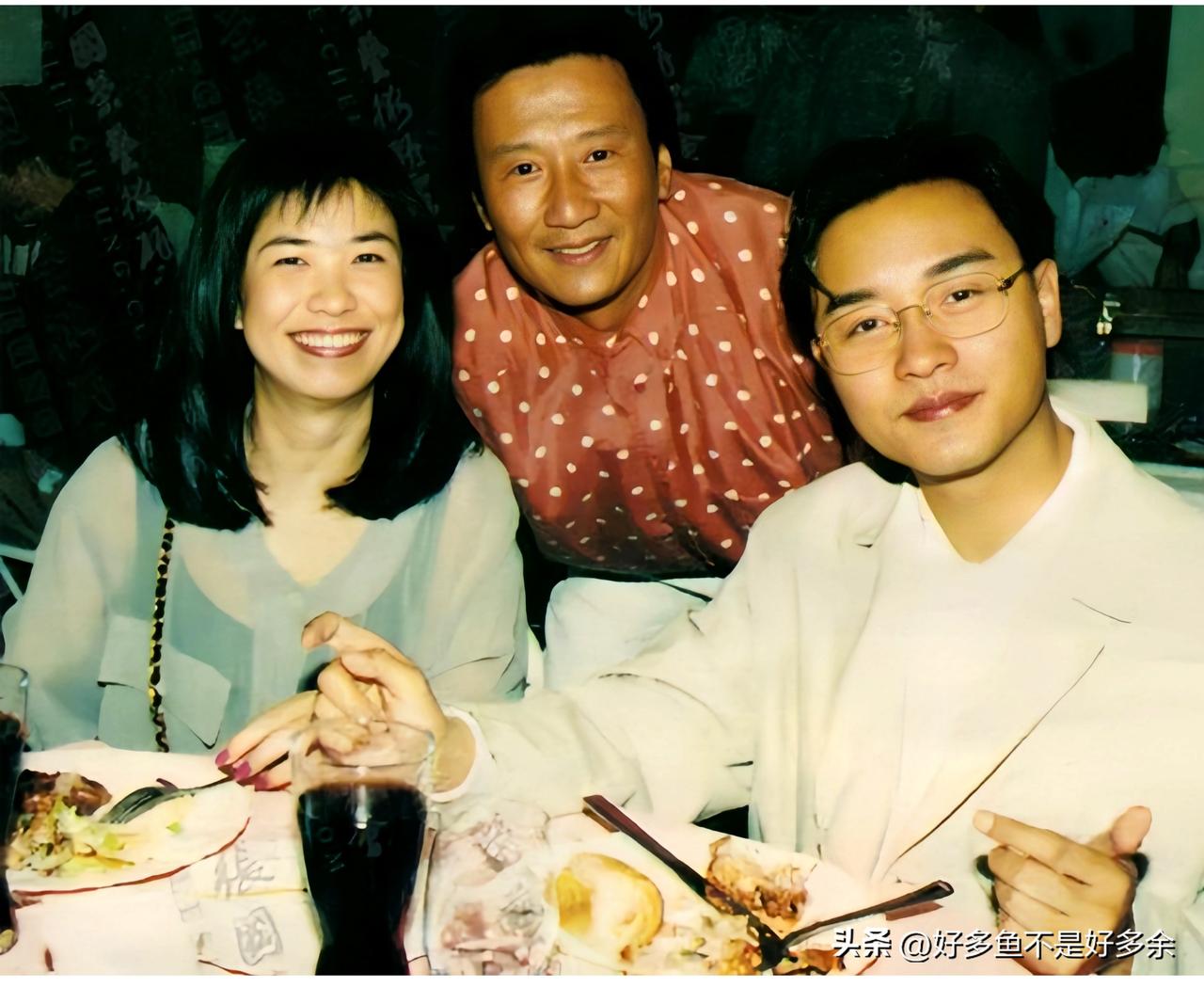 这是张国荣与谢贤及一位女士在餐桌上的一张合影老照片，拍摄于一九九一年。彼时张国荣
