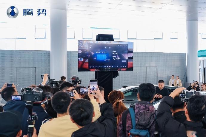 全新腾势Z9GT交付，是位美女车主。这个闪充桩和美女车主的合影亮了，闪充桩充电枪