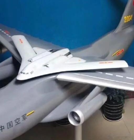 图一这想法倒真是挺新颖的，感觉二蛋这是真的往空天炸机方向发展去了。如此说来，未来