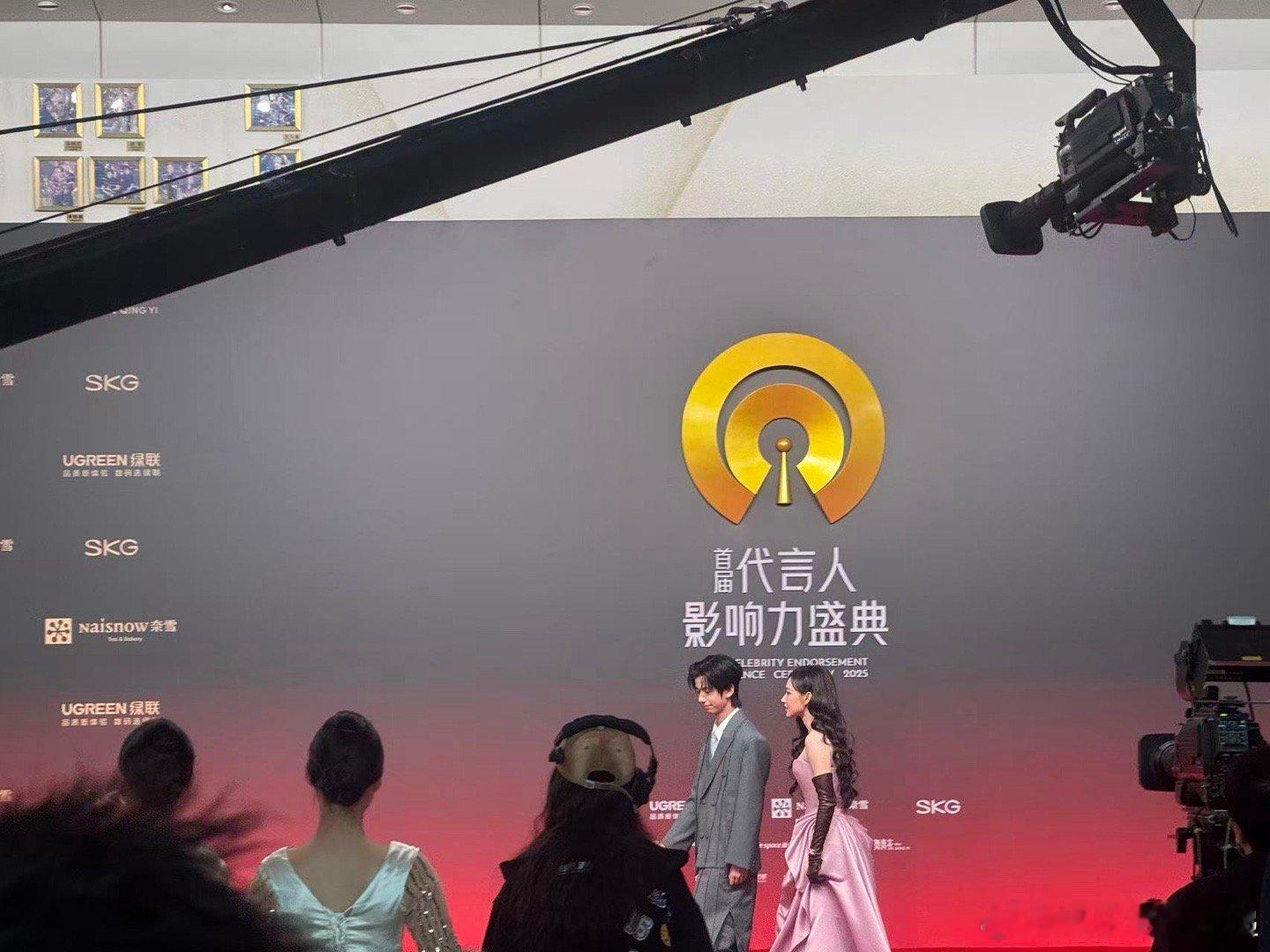 首届代言人影响力盛典卢昱晓程潇红毯生图 生图状态好到尖叫！卢昱晓程潇在红毯上自然