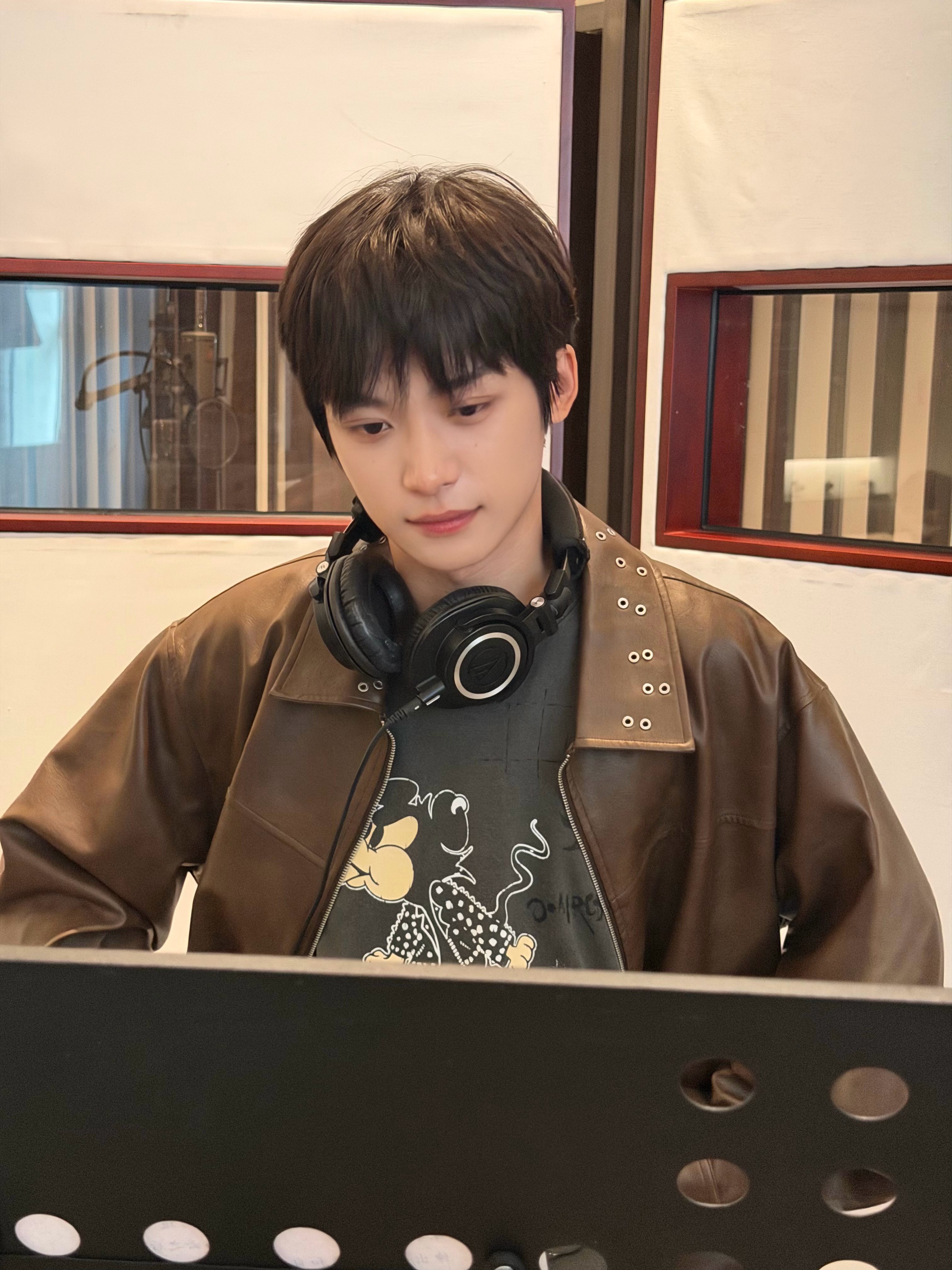 梓渝录音photos梓渝营业了！私服VS录音室状态期待新作品和新惊喜💥梓渝录音