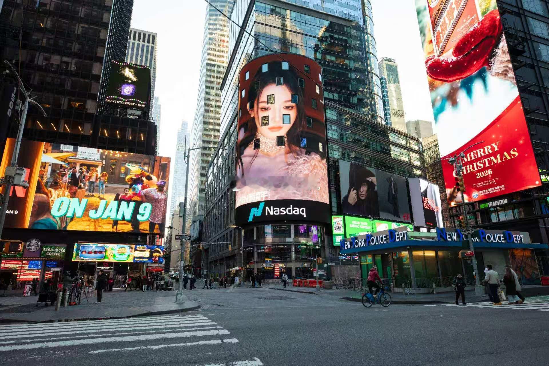 彭小苒登纽约时代广场大屏   纽约时代广场大屏上，彭小苒眼神如炬、气场爆棚！与《