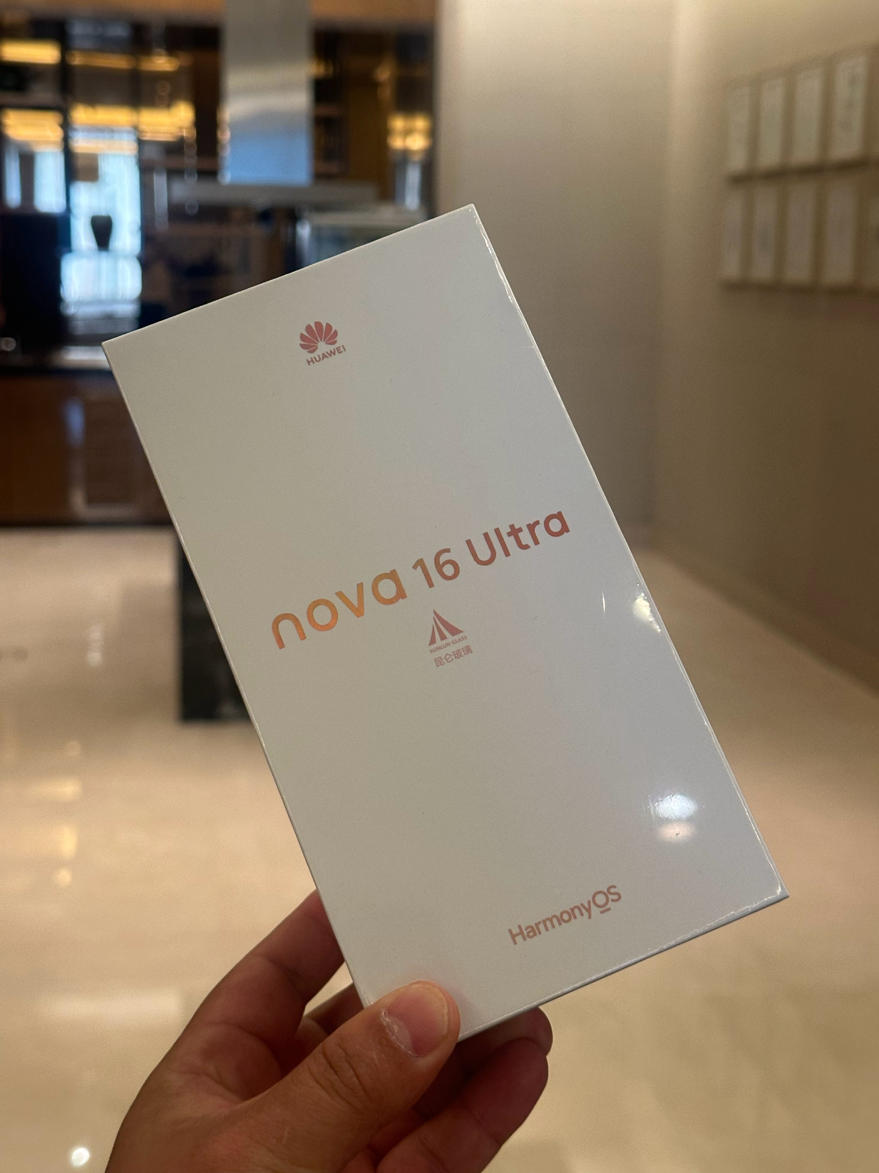 今天运气不错啊，刚参加完发布会回来酒店，居然捡到一台刚刚发布的华为nova 16