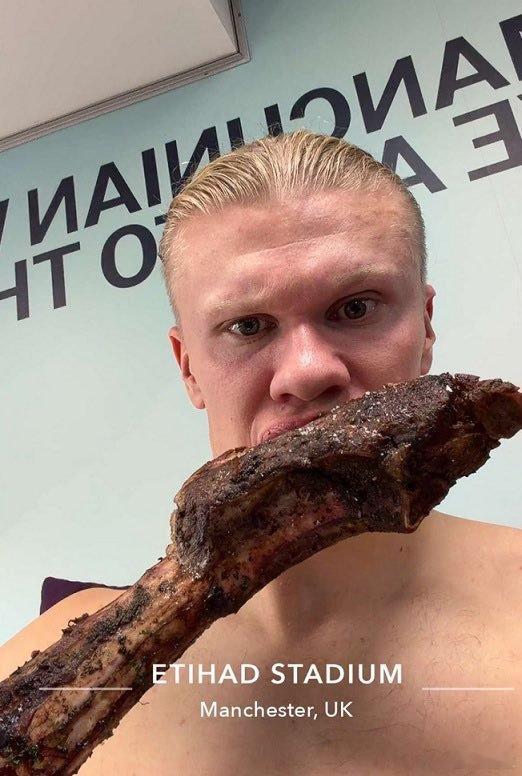 世界杯 哈兰德：我要吃肉。据说这是从本国运来了一吨肉。这是挪威啥料理啊。烤牛肩胛