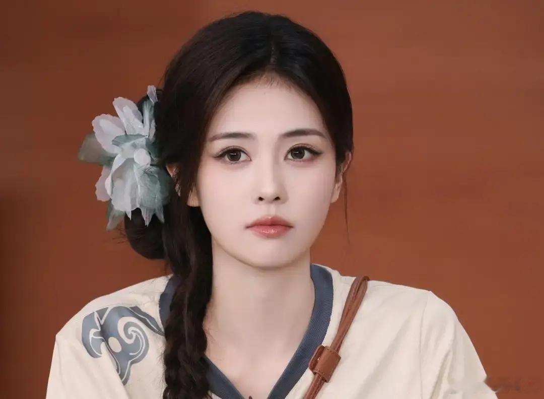 白鹿没上过表演学校。淘宝模特时期，她一单赚几百块。 2019年她第一次演女主角，