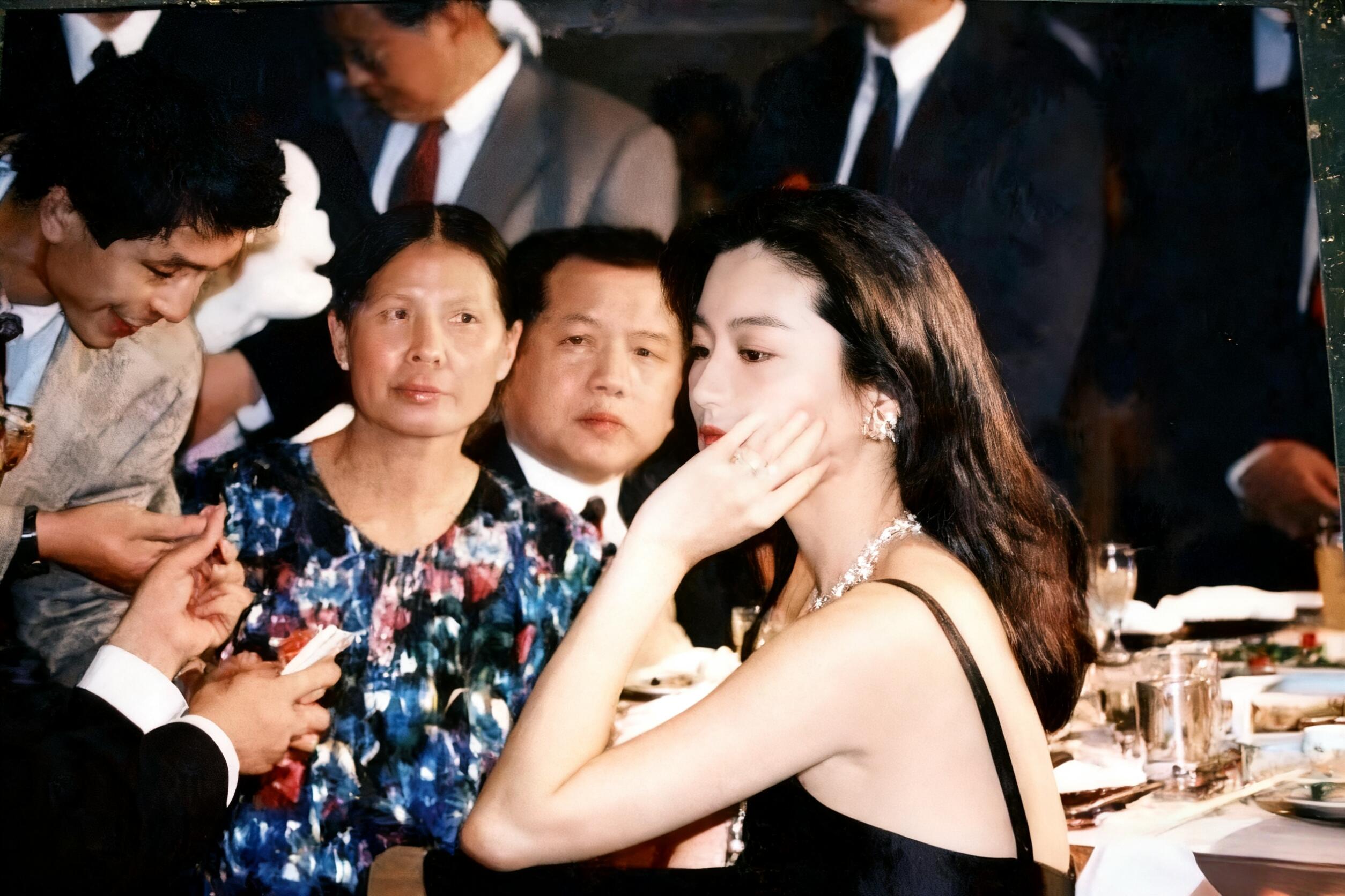 二十出头的林青霞.