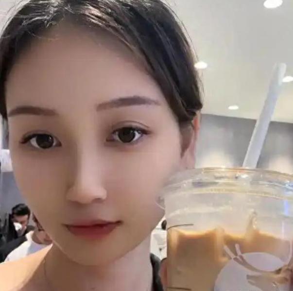 “你就该继续贫困！”一个拿着4500元最高档助学金的贫困女大学生，因为每天一杯9