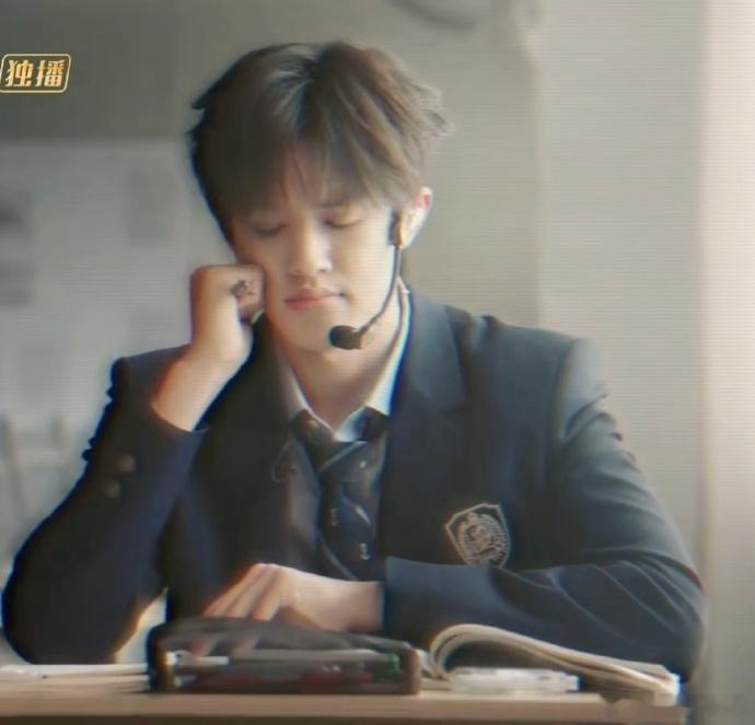 张极好久不见的啵啵 谁能拒绝回家就陪小狗玩的张极啊，对啵啵超有耐心，我们的女宝爸