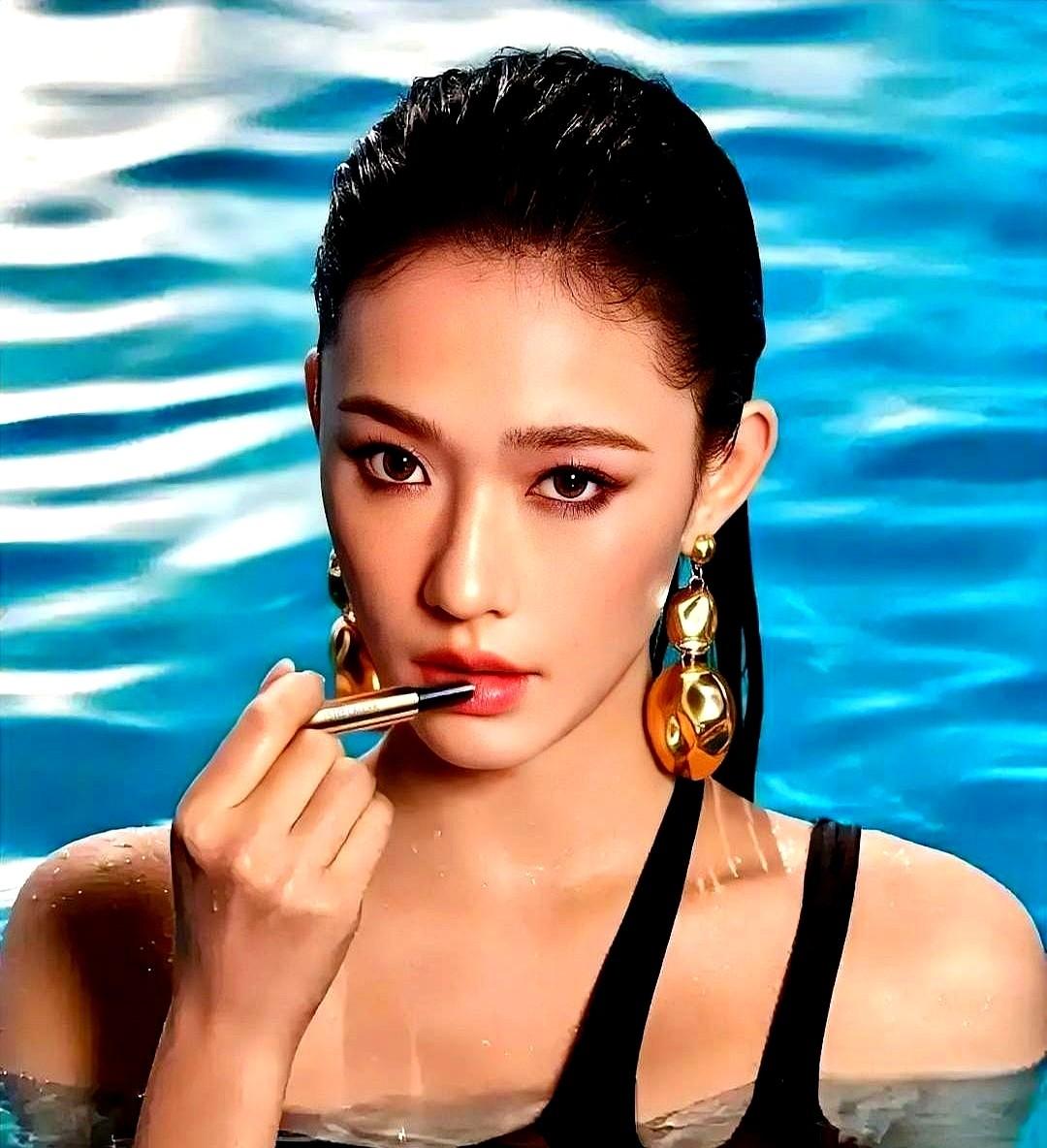 周星驰的《美人鱼2》就这样被雪藏了，八年，一个硬盘，一堆心血。

男一号近三成戏