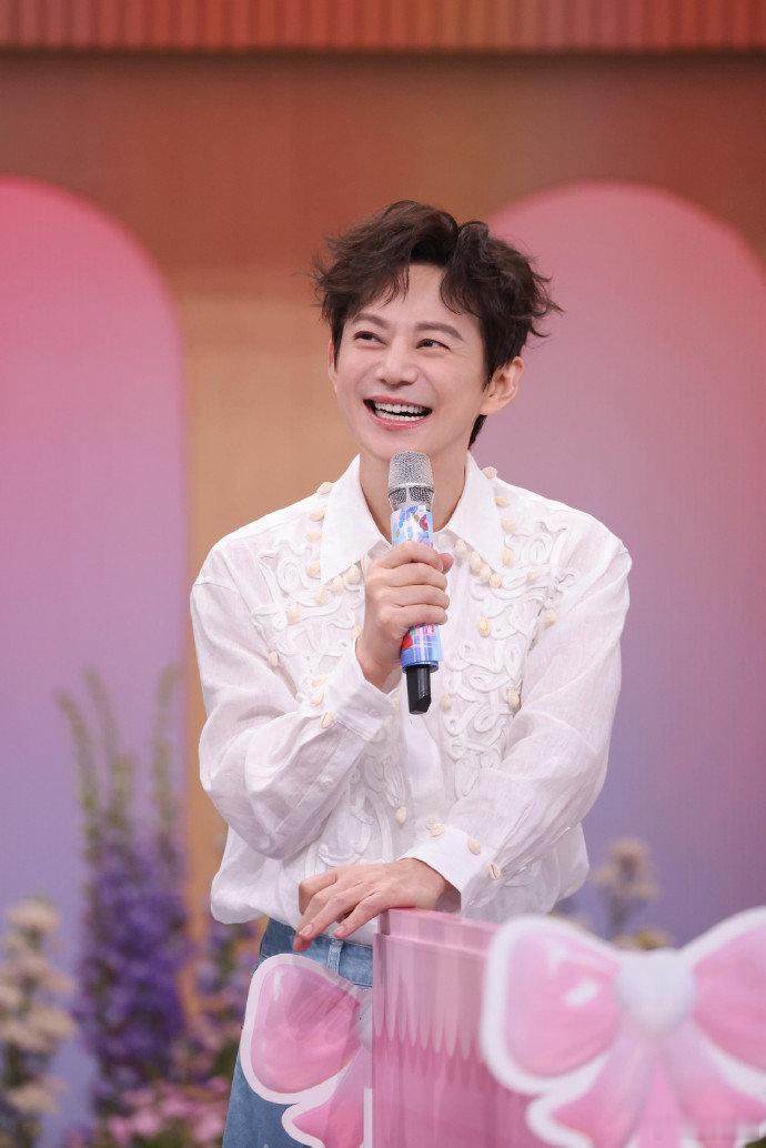 何炅回应不再依赖哥哥你好星期六成长没有捷径，何炅告别依赖稳步蜕变，深耕主持行业数