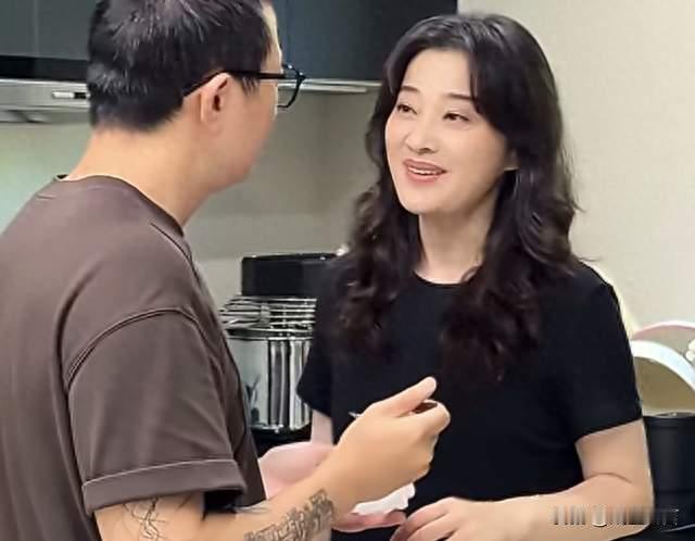 梅婷请张碧晨周雨彤做客！丈夫曾剑露面，夫妻相处细节暴露很恩爱